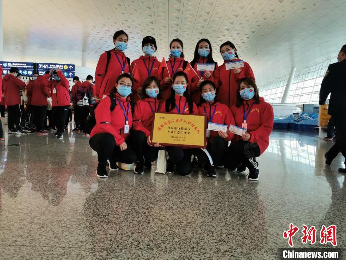 图为内蒙古医疗队护理团队在武汉合影。受访者供图