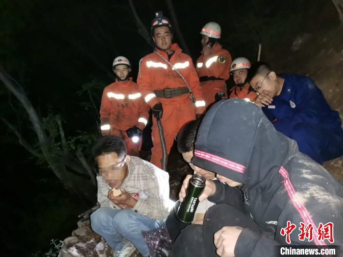 消防救援队员找到被困游客后，为其提供食品和水补充体力。灵石消防供图