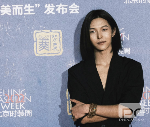 新晋演员向乾受邀参加北京时装周