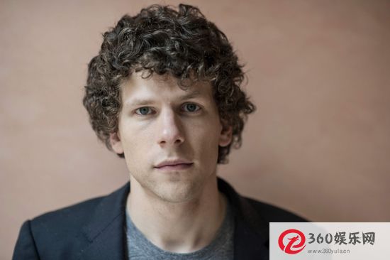 杰西·艾森伯格导演第一部电影！朱利安·摩尔和《怪奇物语》芬恩·乌尔德