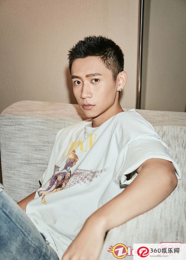 陈为村头上映新酷男电影《深夜食堂》热映