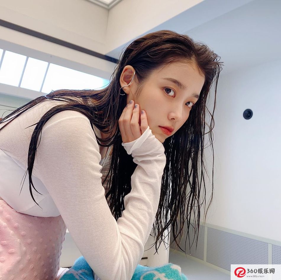 IU湿发造型被誉为甜美性感