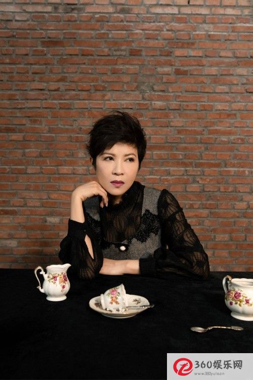 杭天琪春季照片发布展示女强人风格