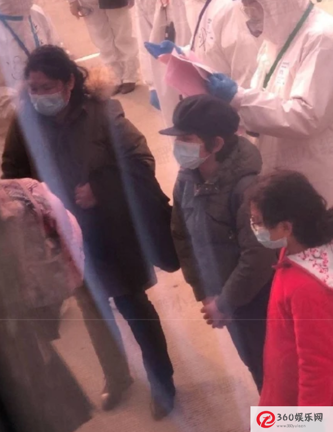 刘烨的妻子带着一号和妮娜回家 一号喊道:“我是中国人 ”