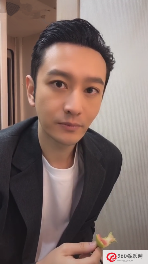 黄晓明宝宝沐浴在久违的爱中 为宝宝们播放同样的特效视频！