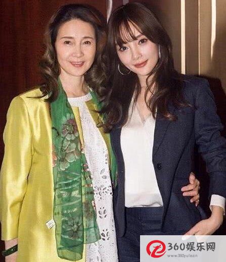 李的母亲罕见的更新赞扬粉丝对李微博的支持