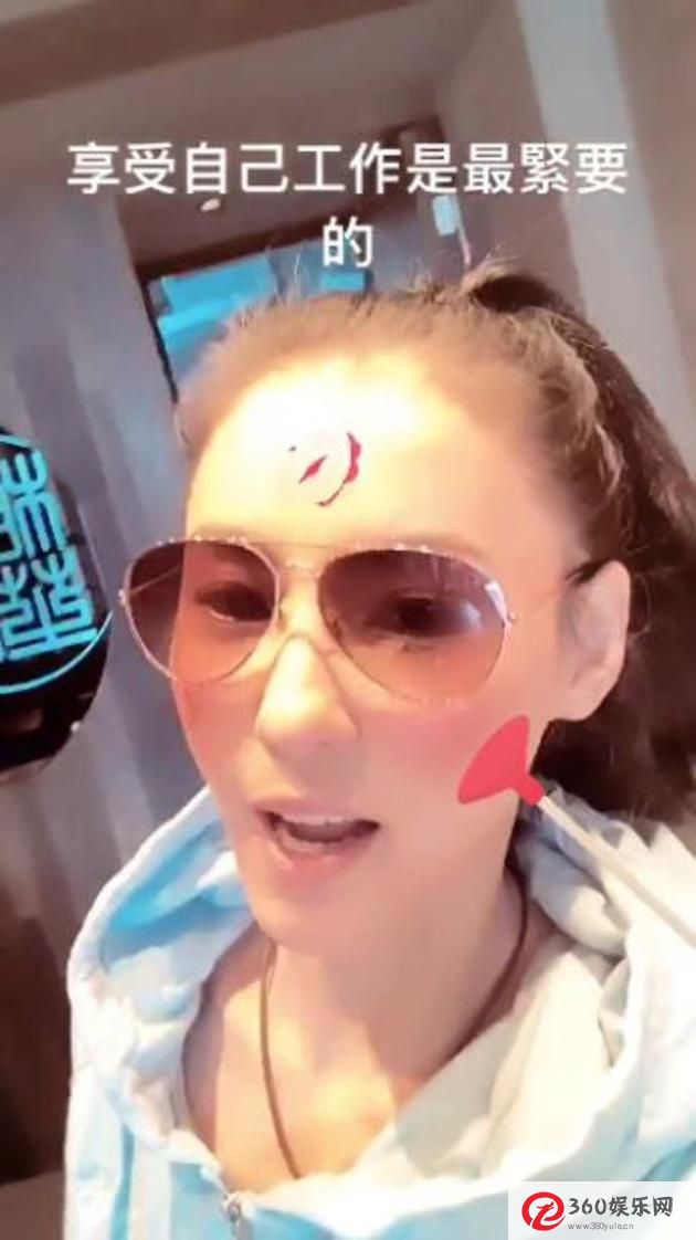 张柏芝分享了开店的乐趣一大早男粉丝们就在门外等着