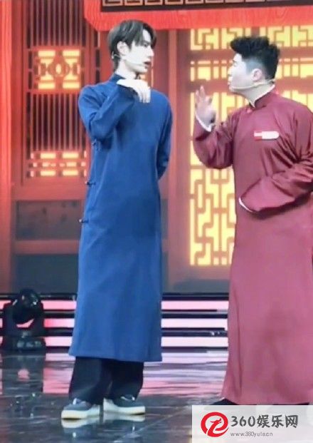 王一波和周久良说相声穿着蓝色长袍优雅英俊