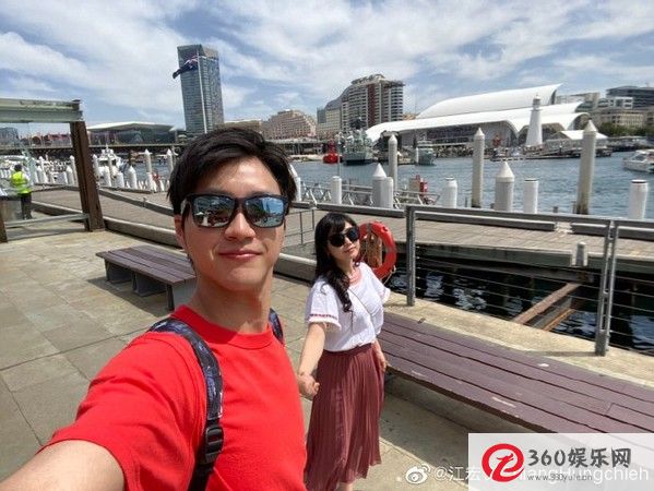 江和手拉手漫步在充满温馨的街道上