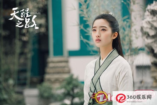 邓《天醒之路》热播秀聪明演绎少女成长历程
